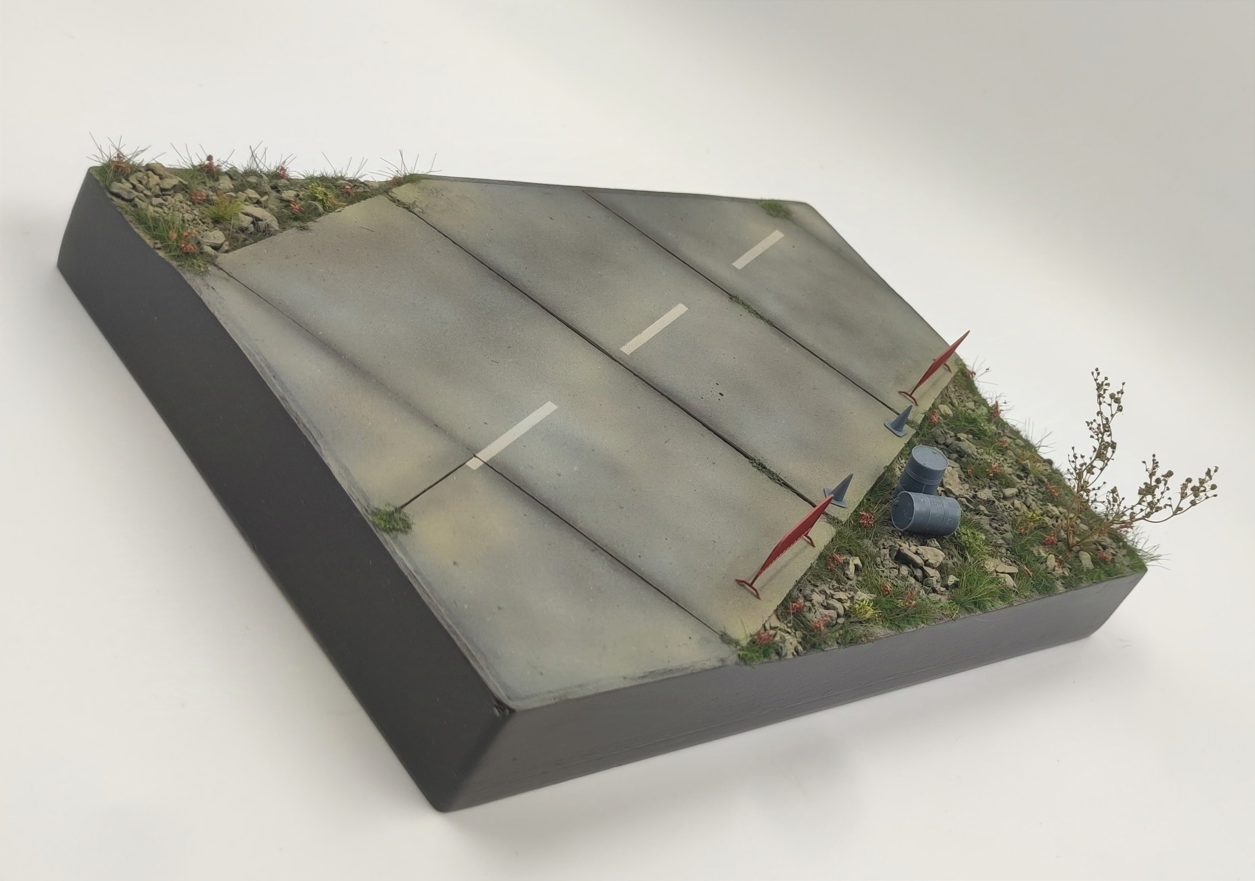 HE-48038 Подставка бетонка (бочки, ограждения в комплекте) Размер 29.5*20см