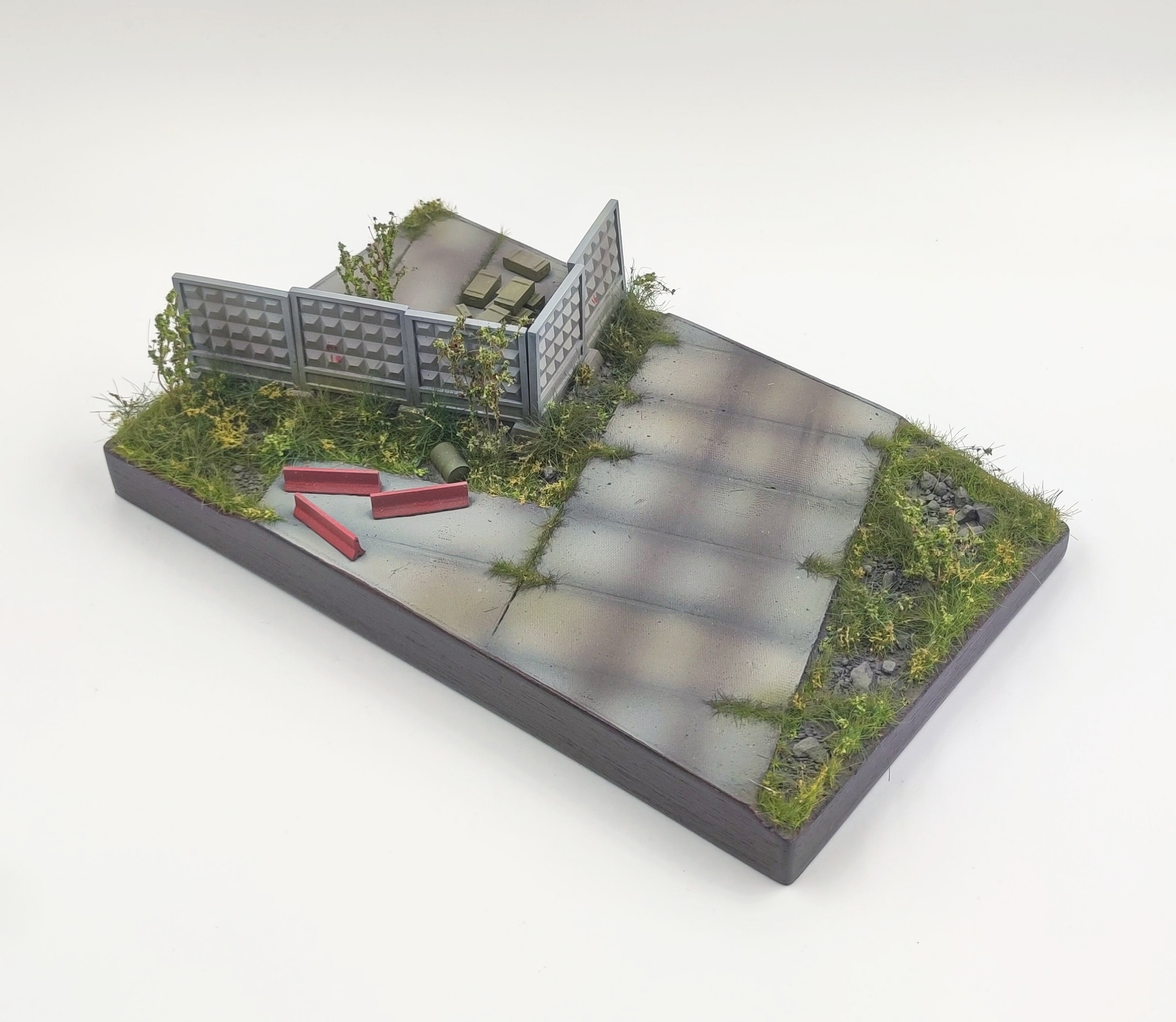 HE-72159 Подставка военная часть  (Аксессуары не окрашенные в комплекте) Размер 25*15*6