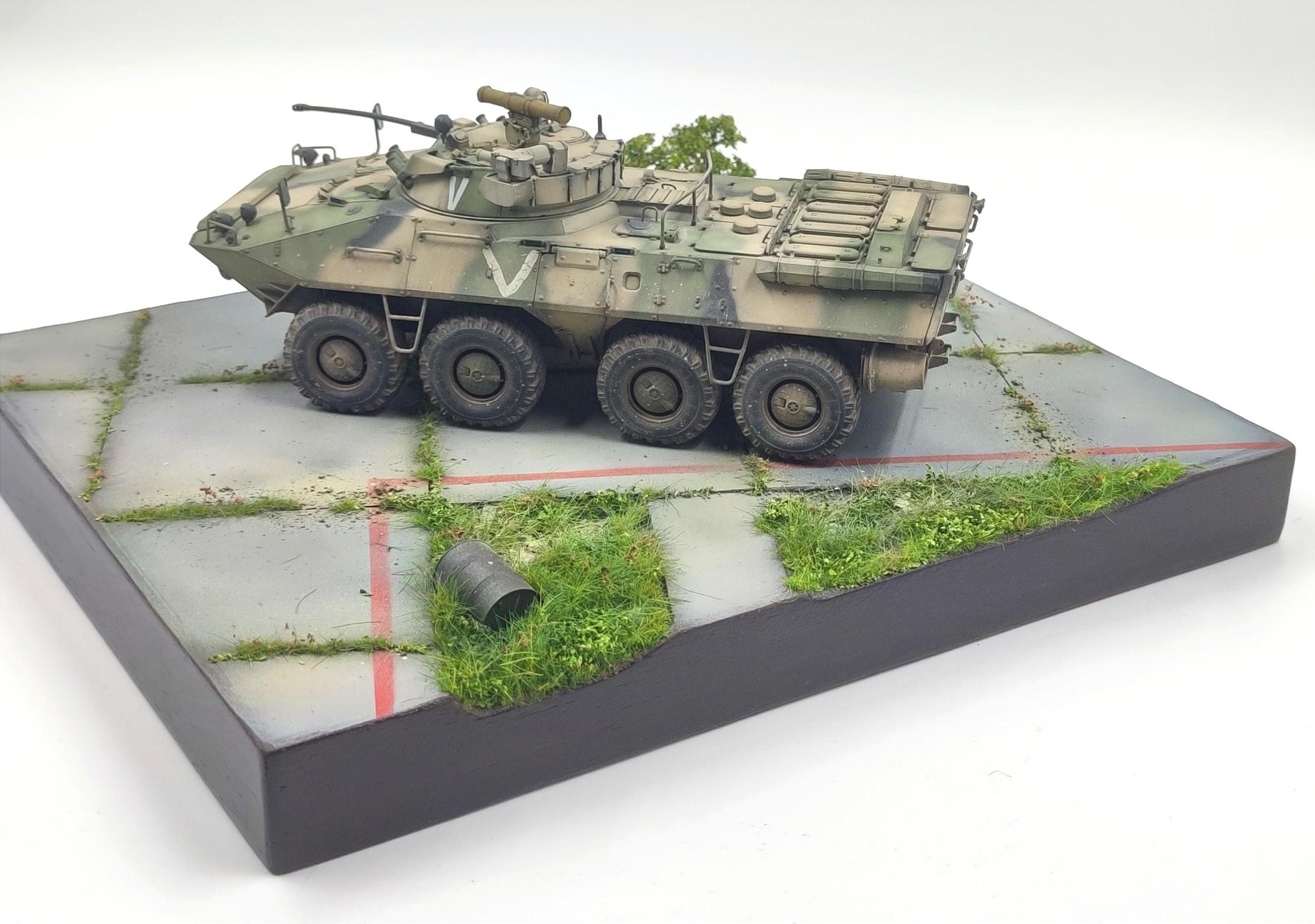 HE-35099 Подставка где то на полигоне (Аксессуары в комплекте, не окрашенные) Размер 30*25