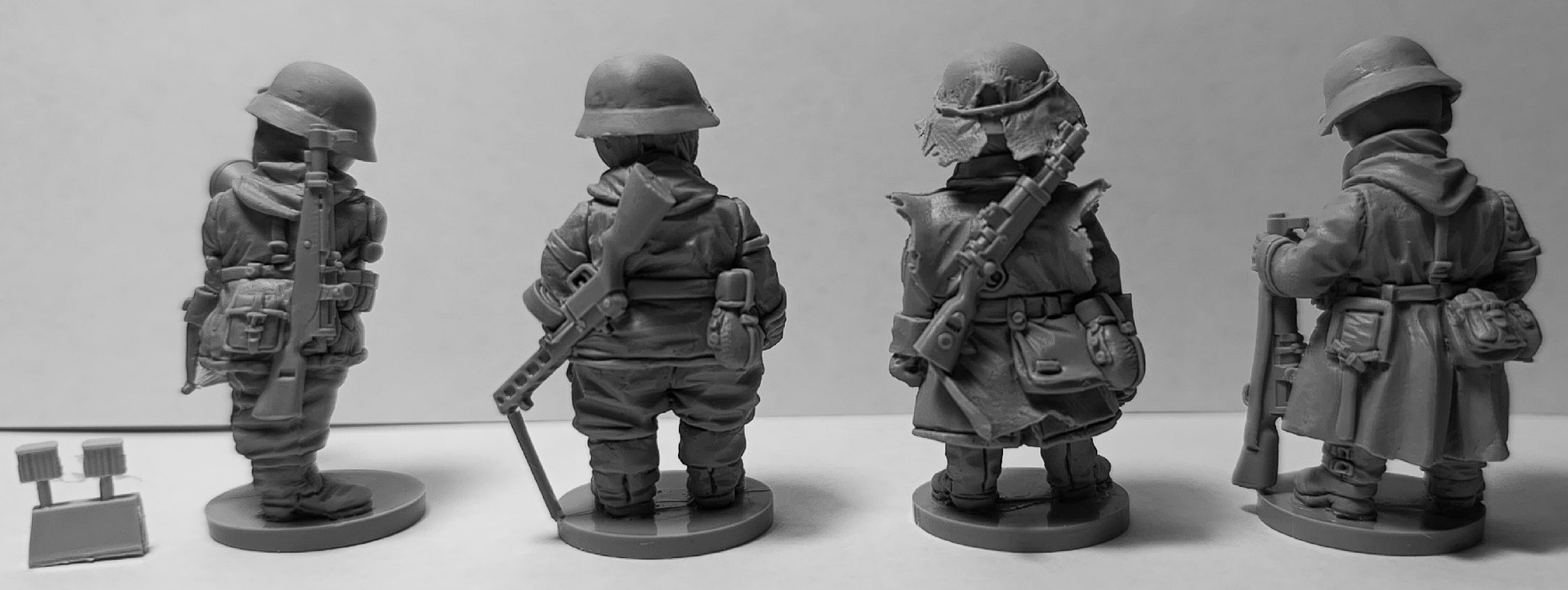 CHM-50.21. Шаржевая миниатюра. WW2: Германская Армия (Вермахт №2). В комплекте 4 фигуры. 50 мм. Материал - смола. Chronos Miniatures