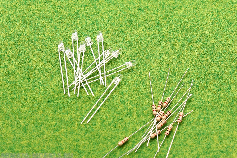 081esd003 Набор 10шт. светодиодов 3 Вольта с резисторами. Холодные белые. d= 3 мм. Угол расс. 15 градусов.