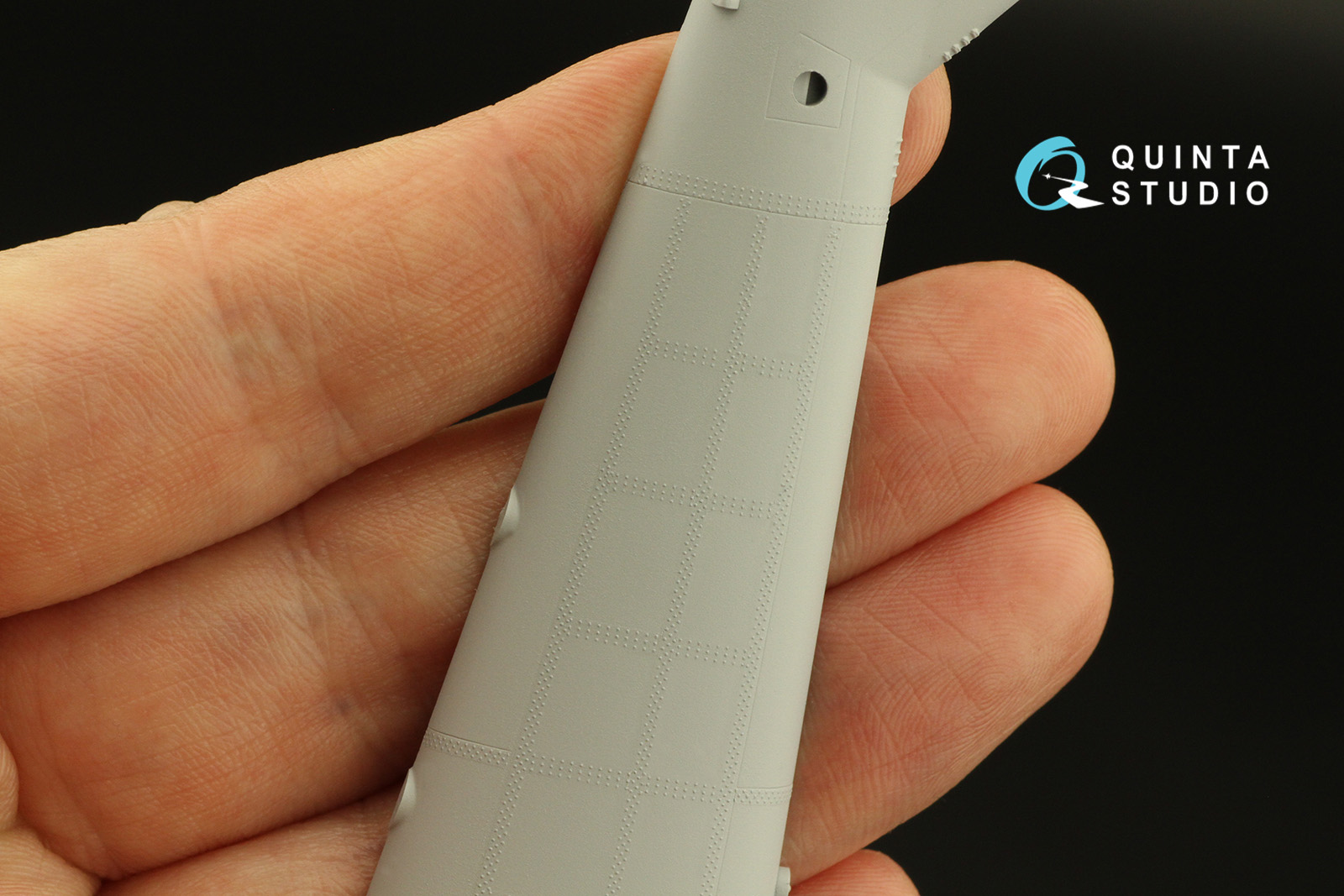 QRV-032 Тройные клепочные ряды (размер клепки 0.15 mm, интервал 0.6 mm, масштаб 1/48), белые,общая длина 4.4