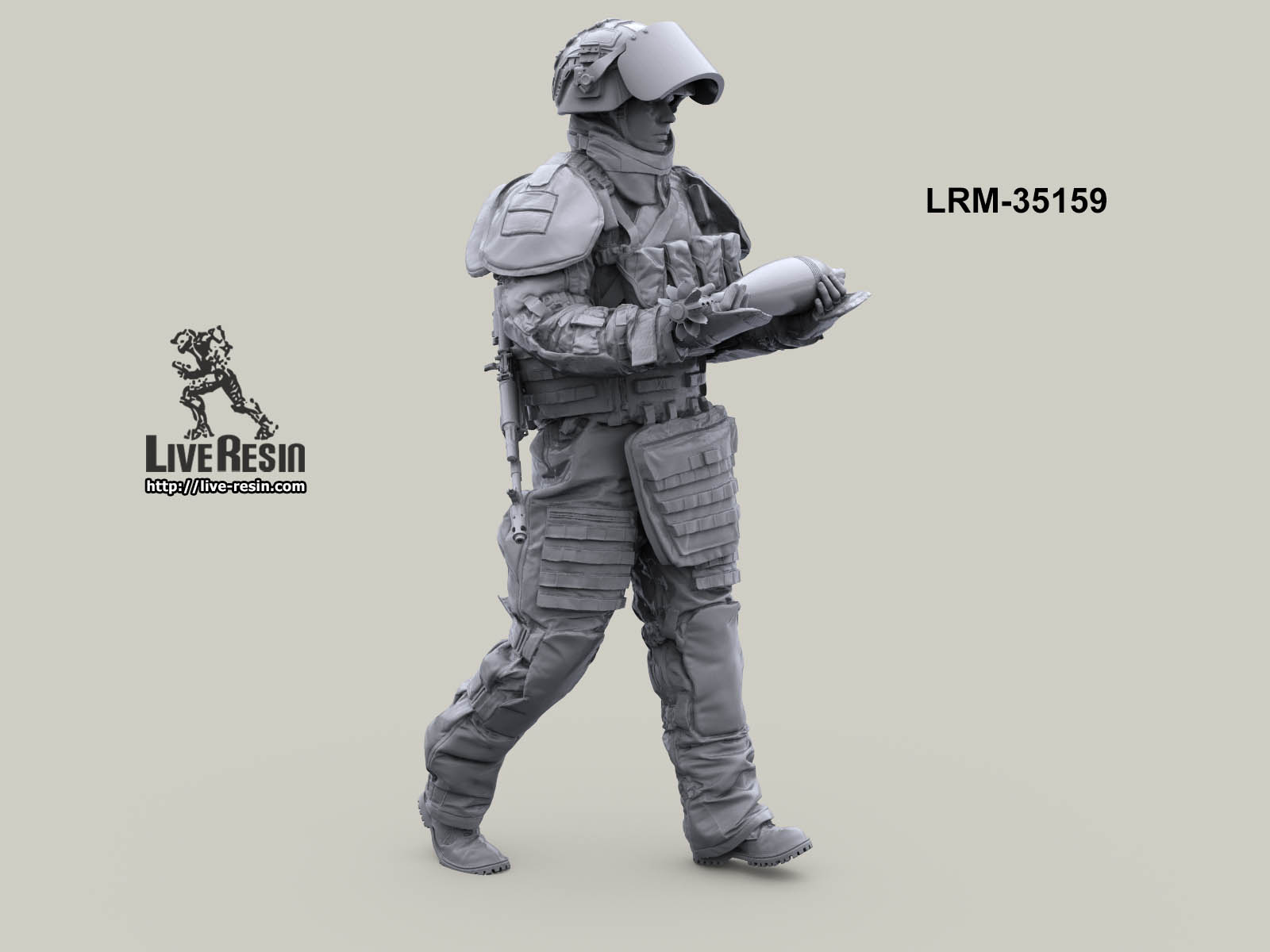 LRM35159 Современный Российский сапер в тяжелом костюме разминирования переносит  120 мм мину (Не для свободной продажи) Live Resin