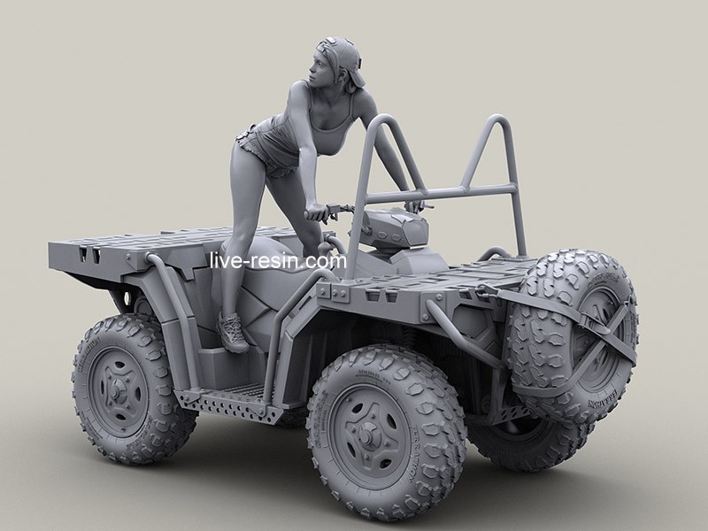 LRM35034 Девушка на квадроцикле в бейсболке оглядывающаяся назад  (рекомендуется с моделью квадроцикла Live Resin LRE-35318)