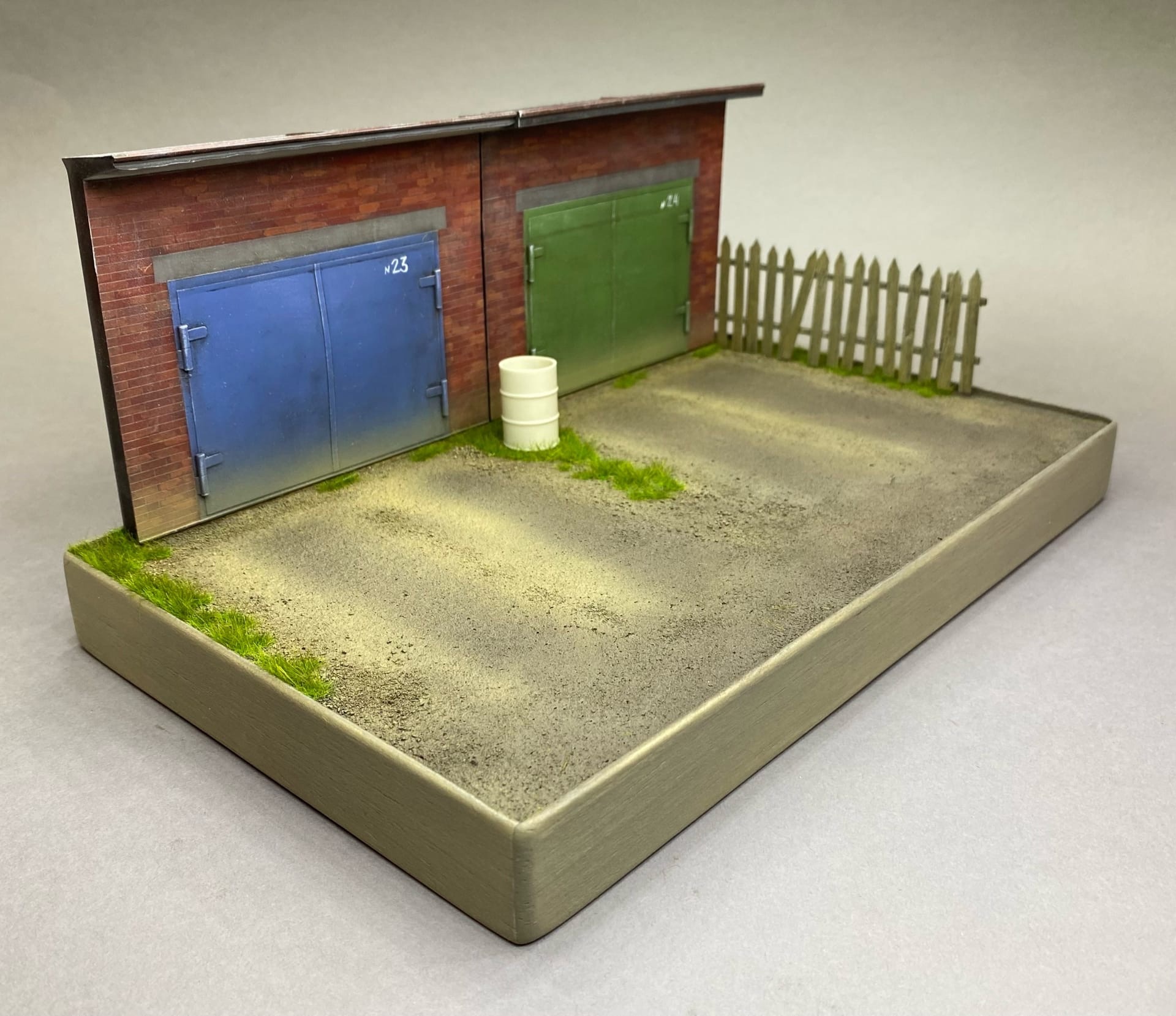 HM01021 Подставка авторская «Гаражный кооператив», размер 26*15см. Смоляная пустая бочка в комплекте с подставкой