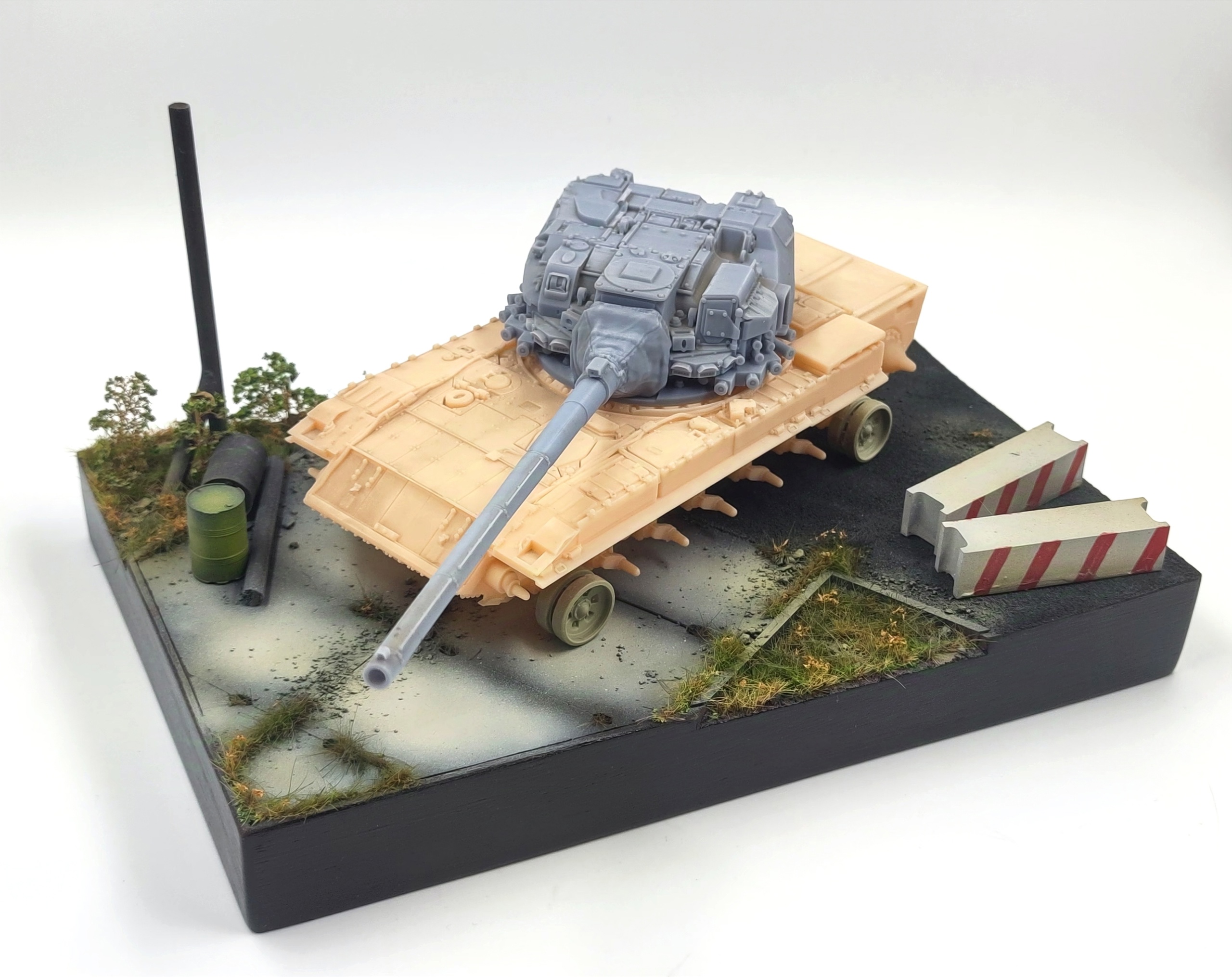 HE-35129 Подставка Учебка (Аксессуары в комплекте не окрашенные) Размер 30*20см