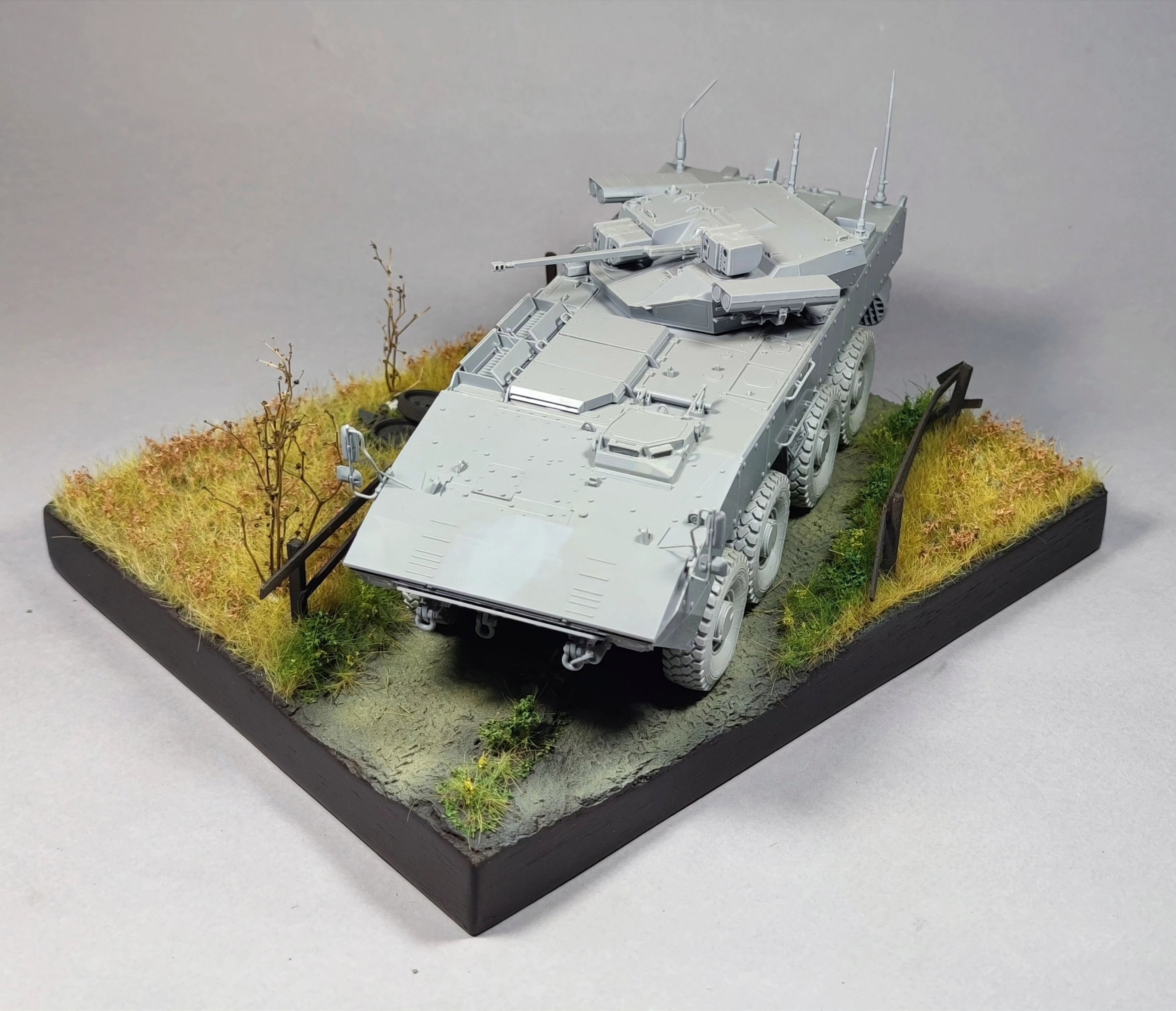 AM35807 Подставка Через поле