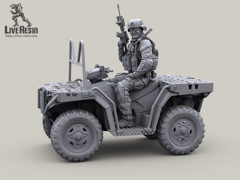 LRM35022 Боец Сил Специального Назначения США или МАРСОК США управляющий квадроциклом, улыбающийся LRM35022 Боец Сил Специального Назначения США или МАРСОК США управляющий квадроциклом, улыбающийся