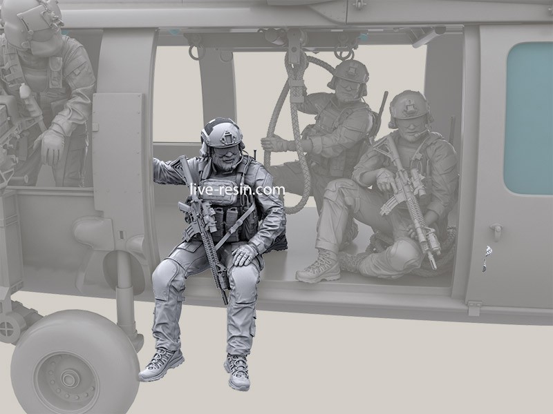 LRM35028 Экипаж Американского вертолета HH-60G Pave Hawk - Солдат спецназа США сидящий в проеме транспортной двери 1,