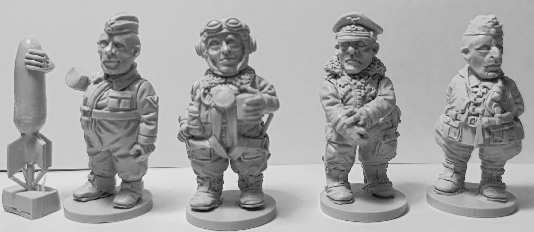 CHM-50.22. Шаржевая миниатюра. WW2: Германская Армия (Люфтваффе). В комплекте 4 фигуры. 50 мм. Материал - смола. Chronos Miniatures