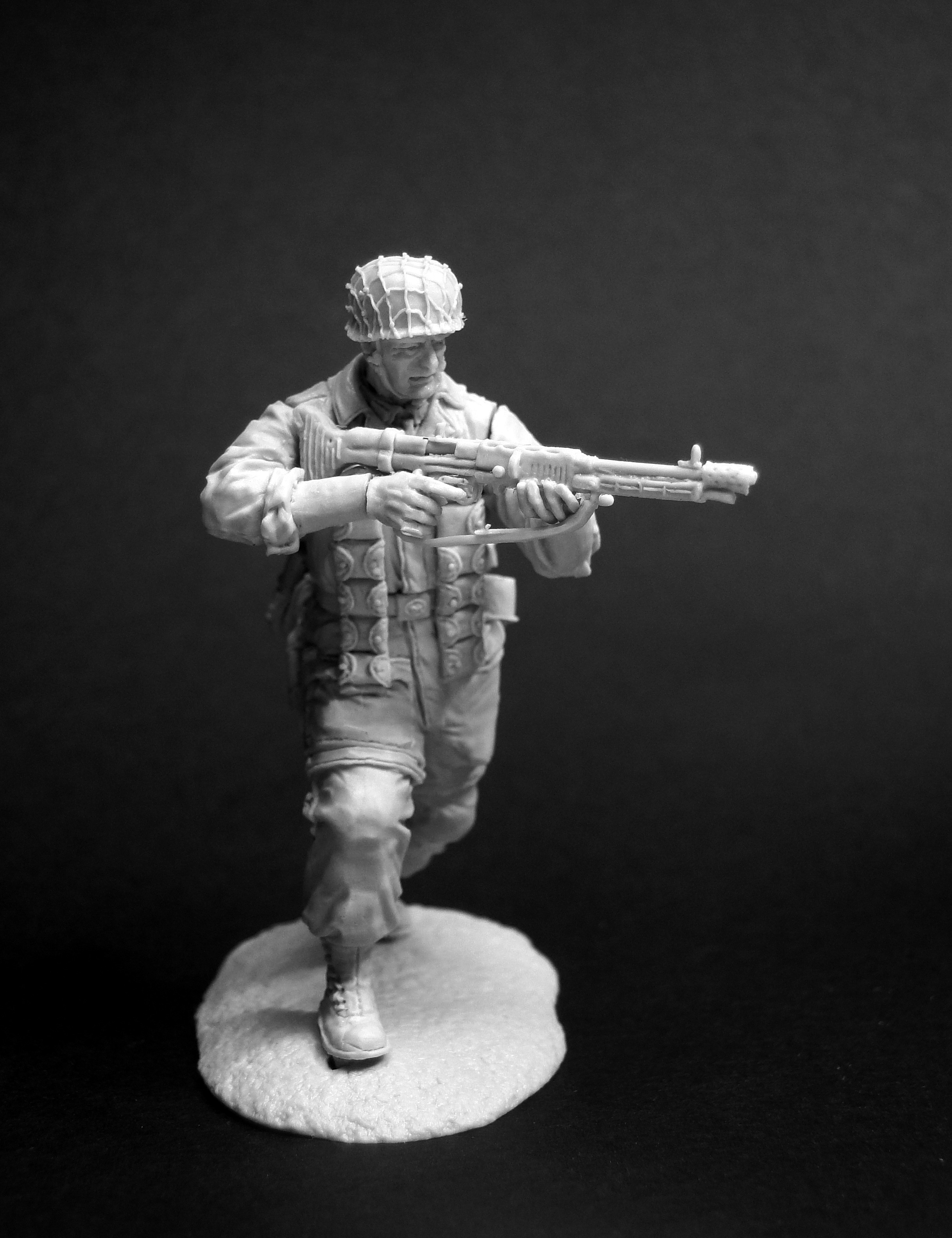 CHM-54064(M). Немецкий парашютист (2 варианта голов), 1943-45 гг. Материал - белый металл. Chronos Miniatures