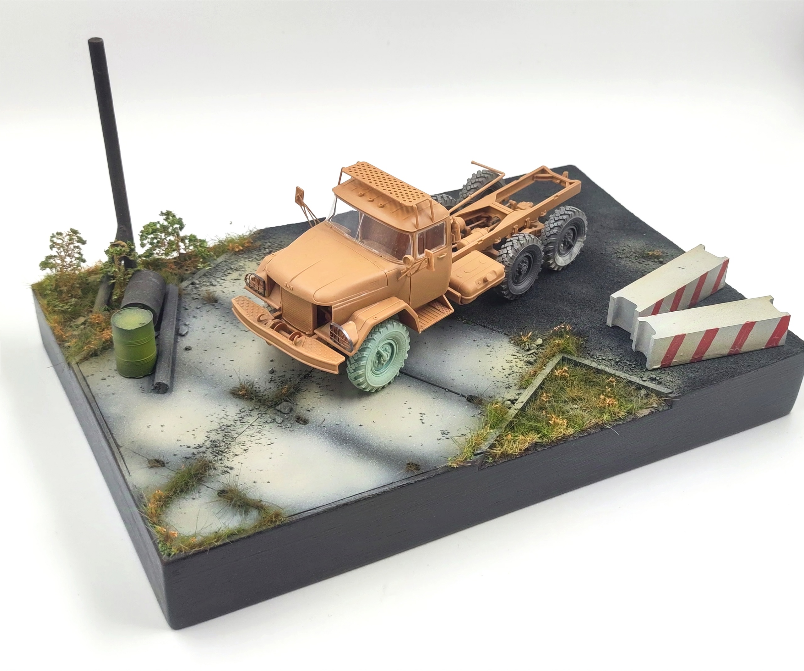 HE-35129 Подставка Учебка (Аксессуары в комплекте не окрашенные) Размер 30*20см