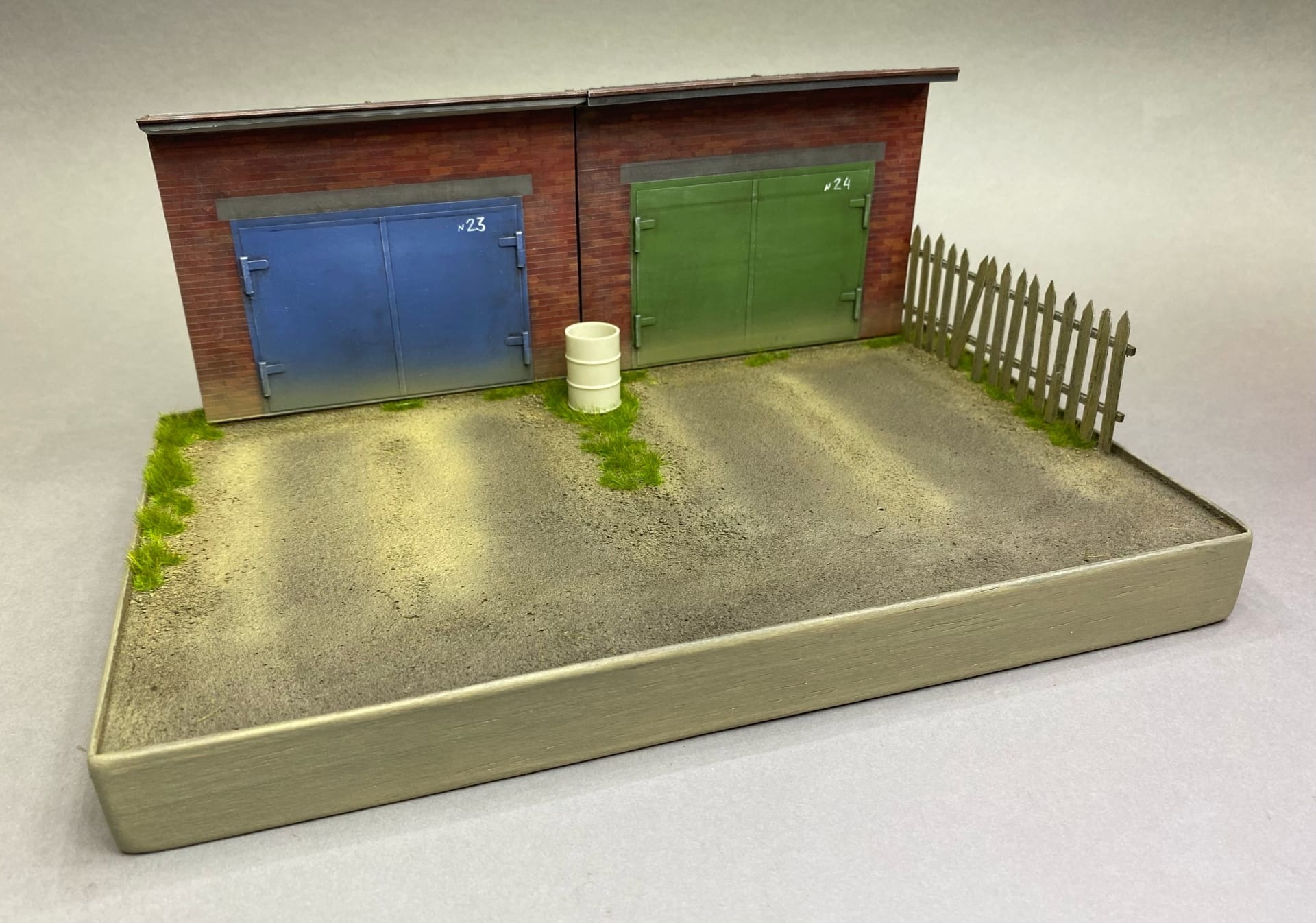 HM01021 Подставка авторская «Гаражный кооператив», размер 26*15см. Смоляная пустая бочка в комплекте с подставкой