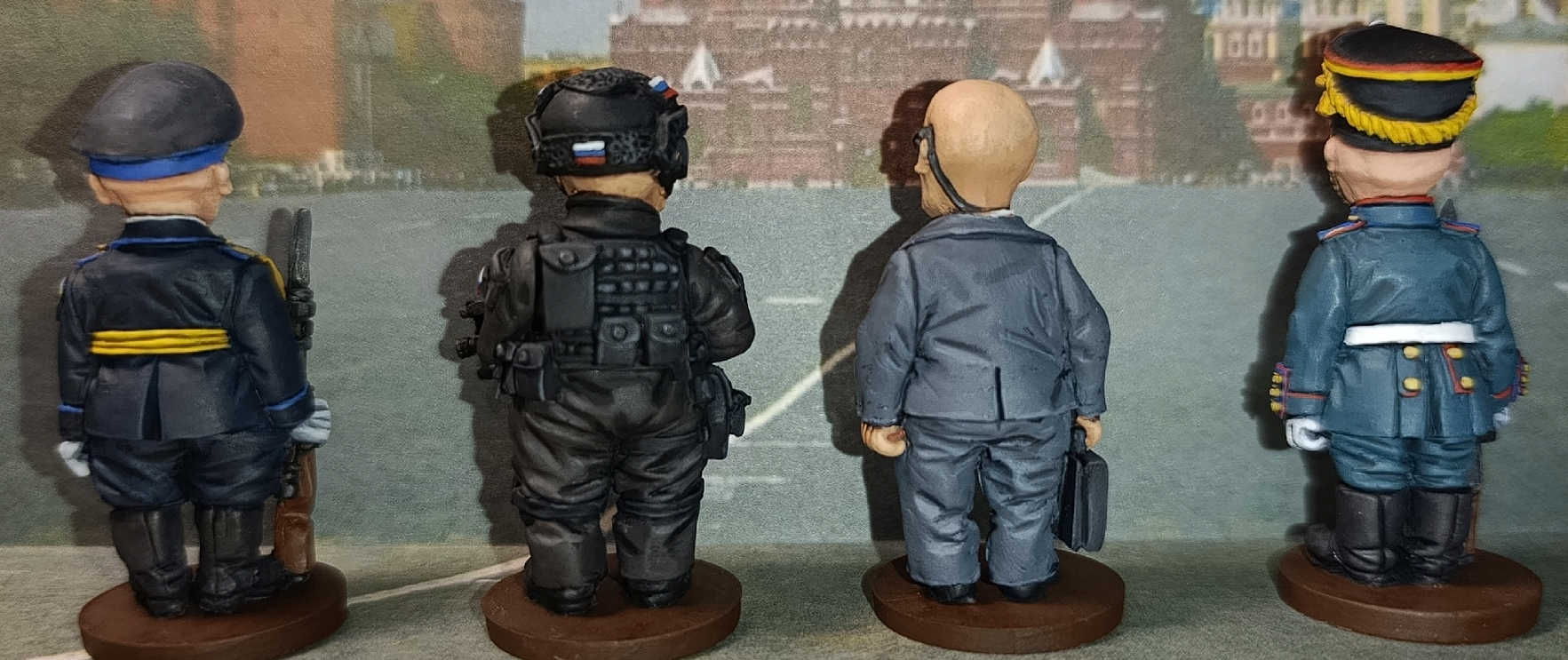 CHM-50.14. Шаржевая миниатюра. Федеральная Служба Охраны России. В комплекте 4 фигуры. 50 мм. Материал - смола. Chronos Miniatures