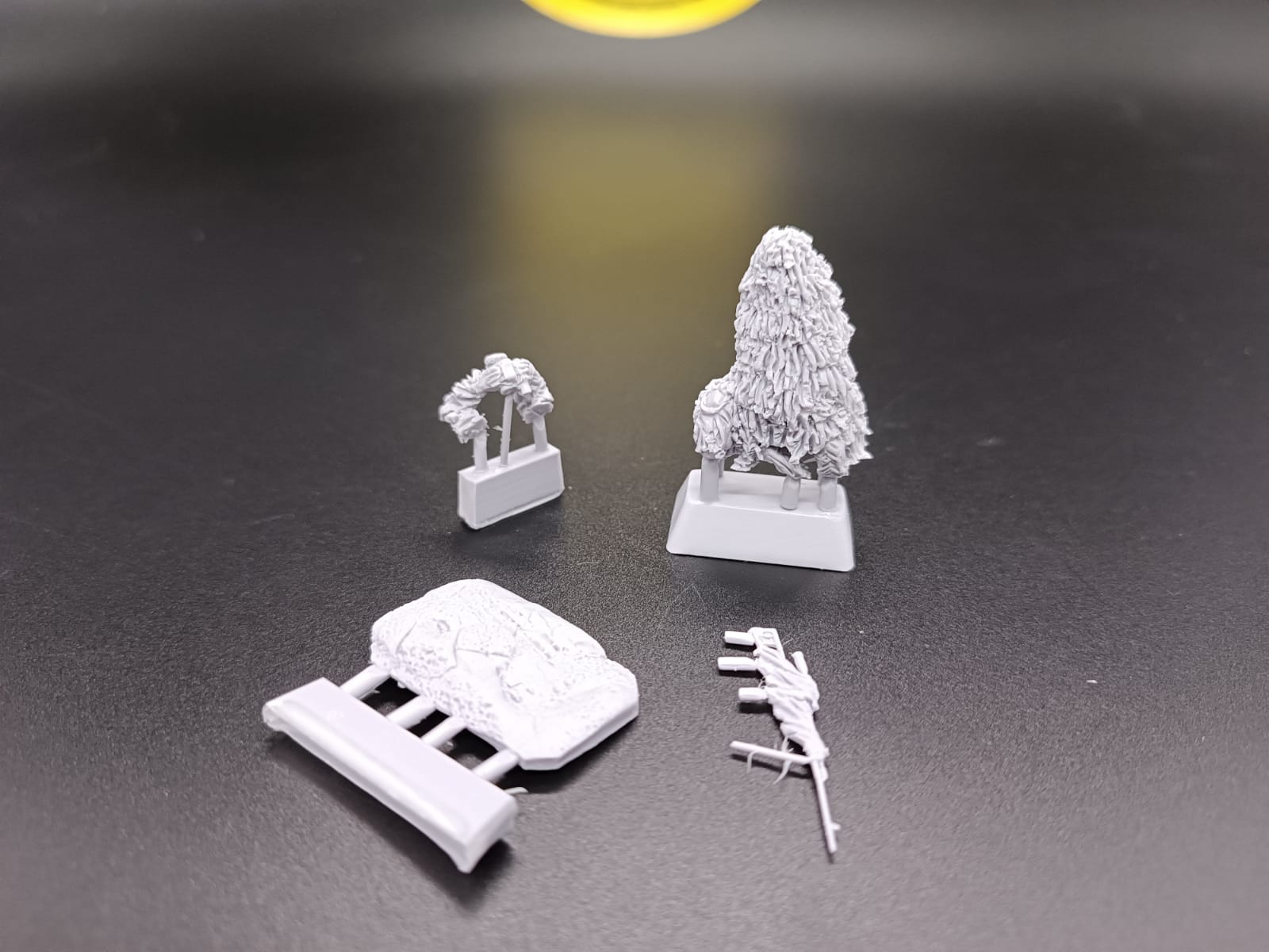 5071ТБ СВО, стоящий на коленях морпех в маскхалате смотрящий в монокль Три Богатыря