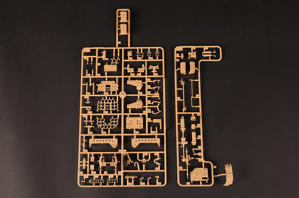 82940HB Сборная модель РСЗО Russian 9A52-2 Smerch-M multiple rocket launcher of RSZ Hobby Boss