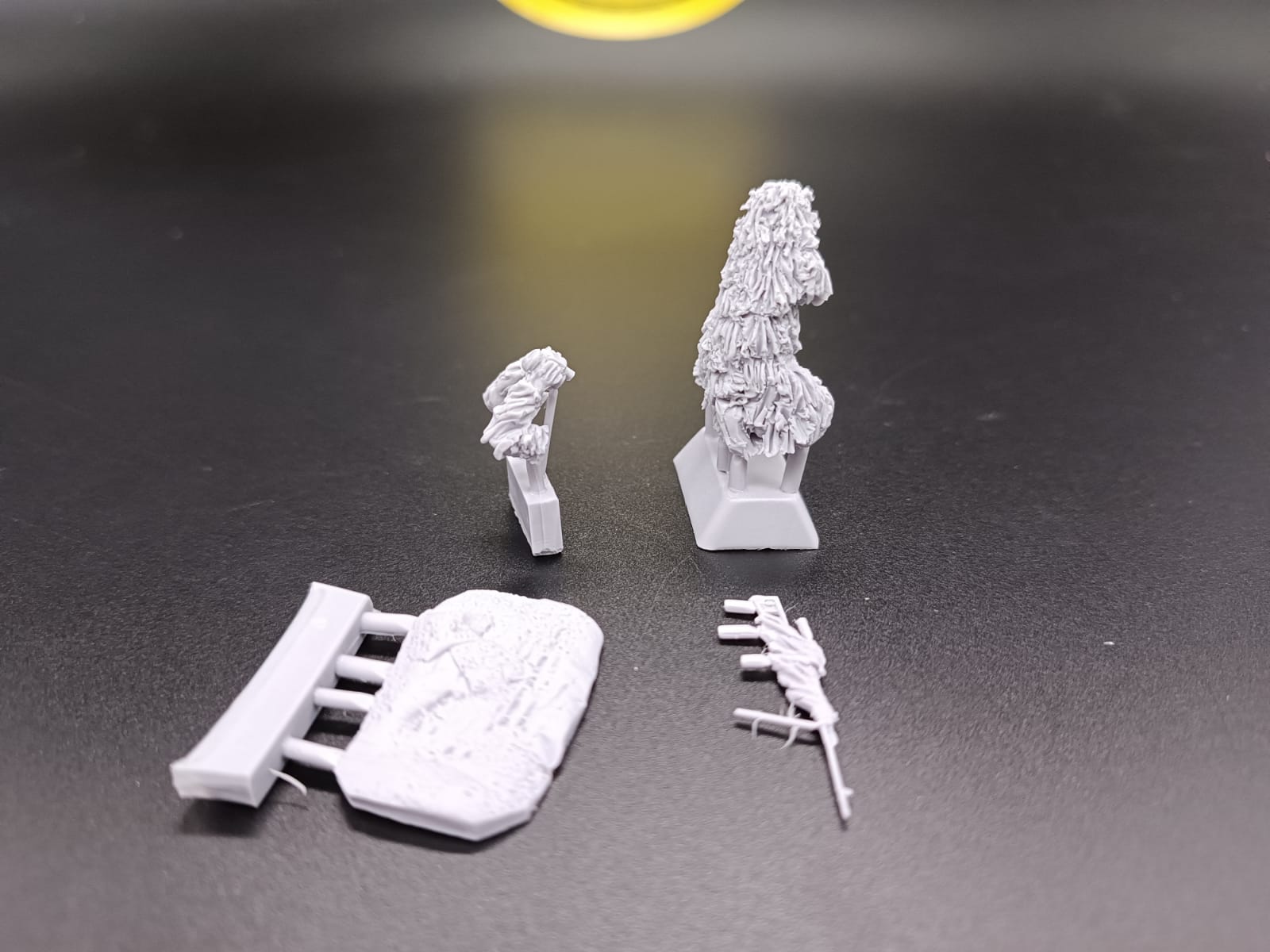 5071ТБ СВО, стоящий на коленях морпех в маскхалате смотрящий в монокль Три Богатыря