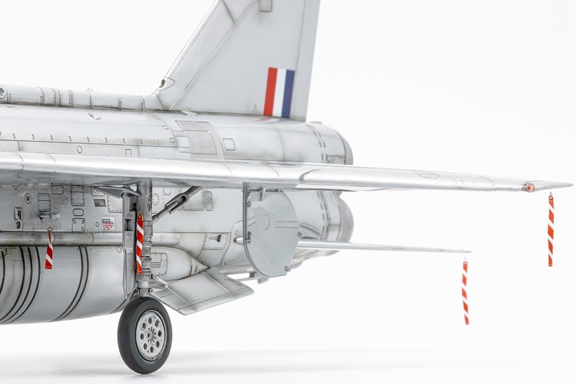 EM48002 Гибкие двухсторонние предупреждающие ленты Королевских военно-воздушных сил Великобритании (Remove before flight warning streamers)