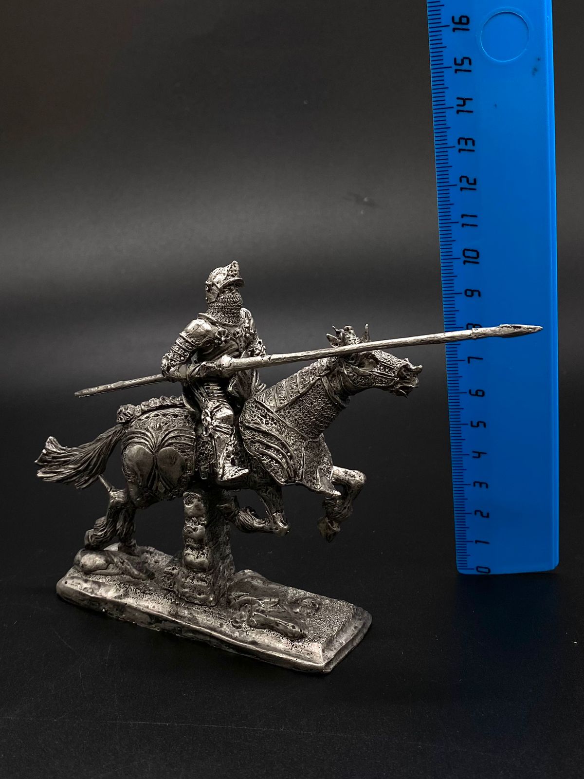 4093ТБ ВИМ, бургундский конный рыцарь с копьем перепрыгивает через ограду Три Богатыря 4093ТБ ВИМ, бургундский конный рыцарь с копьем перепрыгивает через ограду Три Богатыря