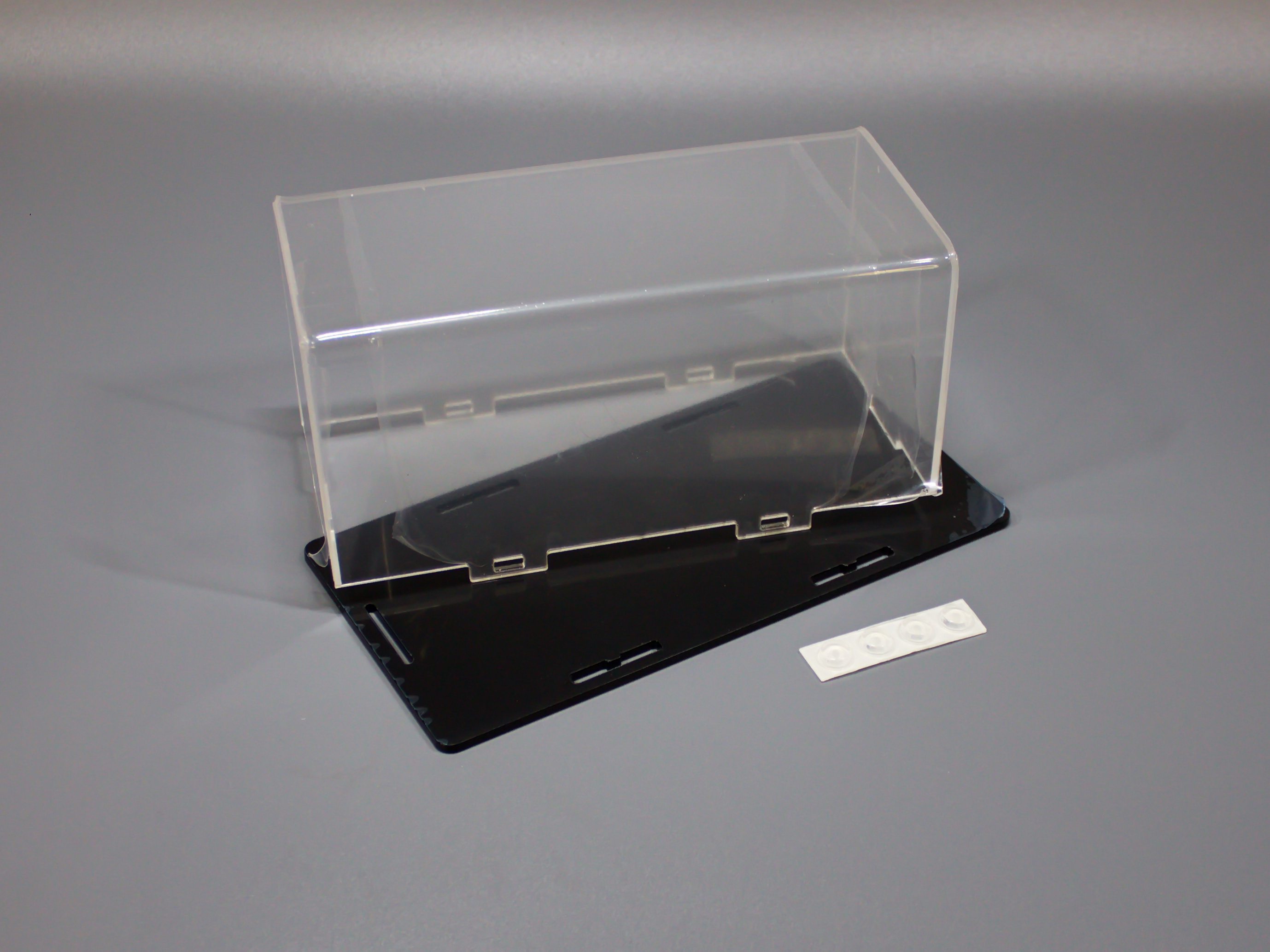 LCB002BL Бокс акриловый для танков 1/72 175х80х80, основание черный глянец LCB002BL Бокс акриловый для танков 1/72 175х80х80, основание черный глянец