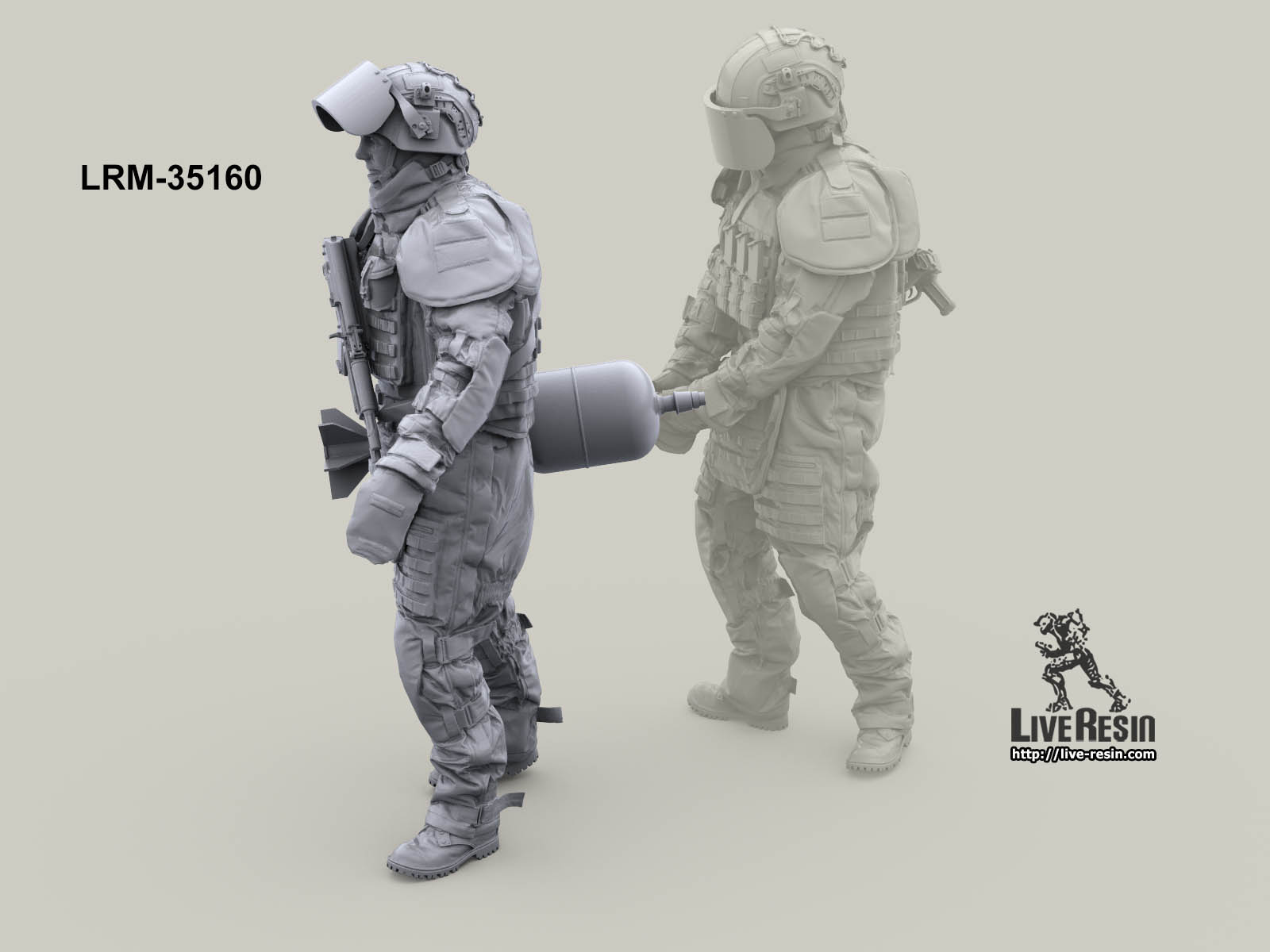LRM35160 Современный Российский сапер в тяжелом костюме разминирования переносит обезвреженный самодельный снаряд-1 (Не для свободной продажи) Live Resin