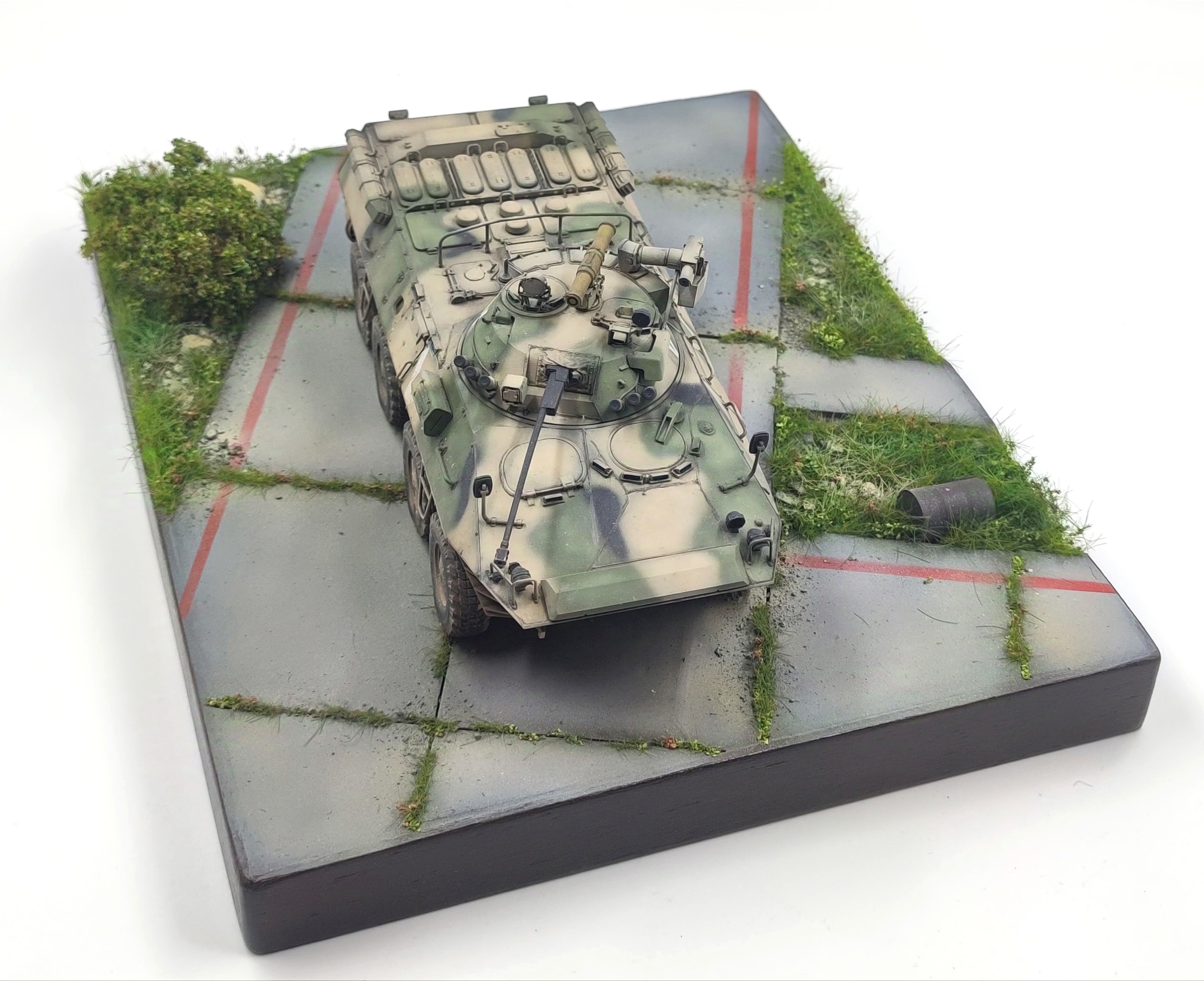 HE-35099 Подставка где то на полигоне (Аксессуары в комплекте, не окрашенные) Размер 30*25