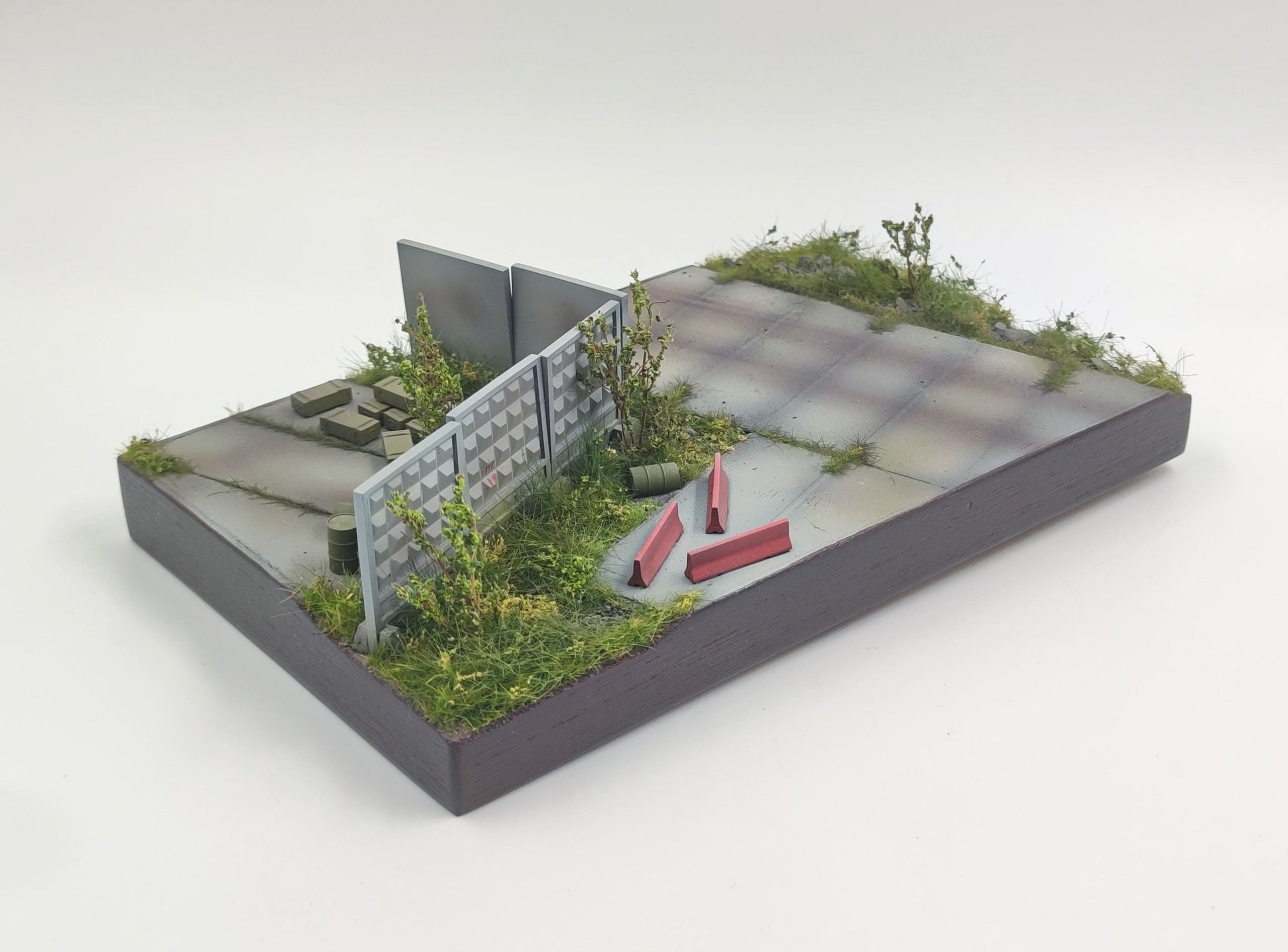 HE-72159 Подставка военная часть  (Аксессуары не окрашенные в комплекте) Размер 25*15*6