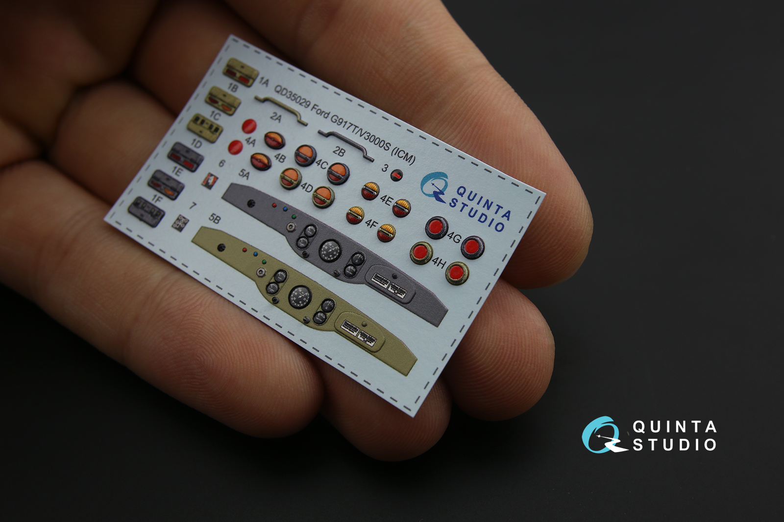 QD35029 3D Декаль интерьера кабины Ford G917T / v3000s (для модели ICM)