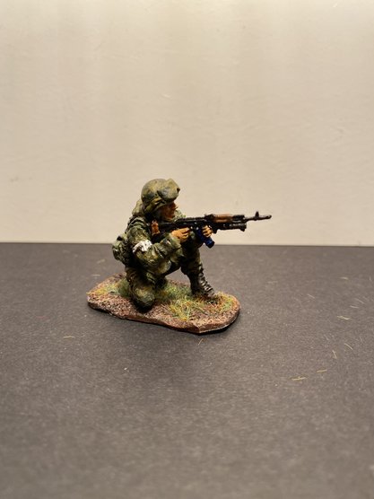 5073ТБ СВО, стоящий на колене морпех стреляющий из автомата с подствольником Три Богатыря