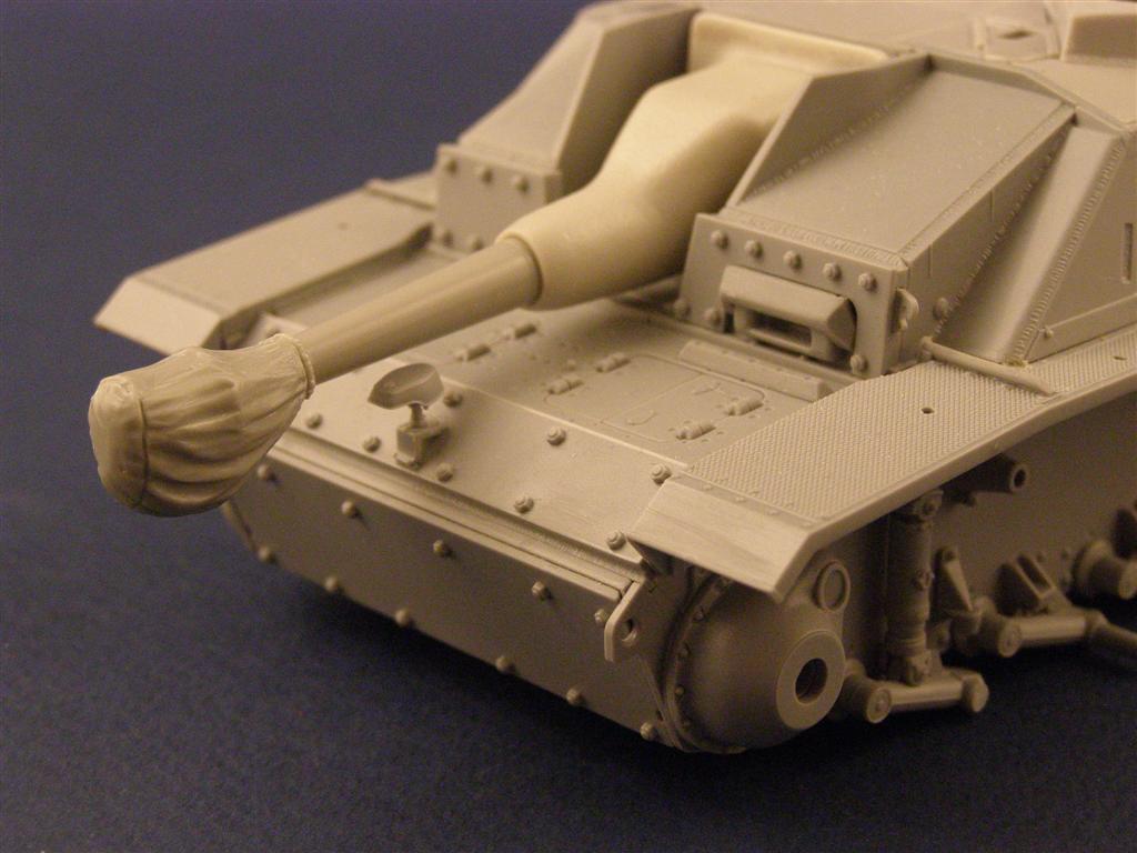 RE35-038 Ствол с брезентовым чехлом Barrel with Canvas Cover for StuH III (early model) RE35-038 Ствол с брезентовым чехлом Barrel with Canvas Cover for StuH III (early model)