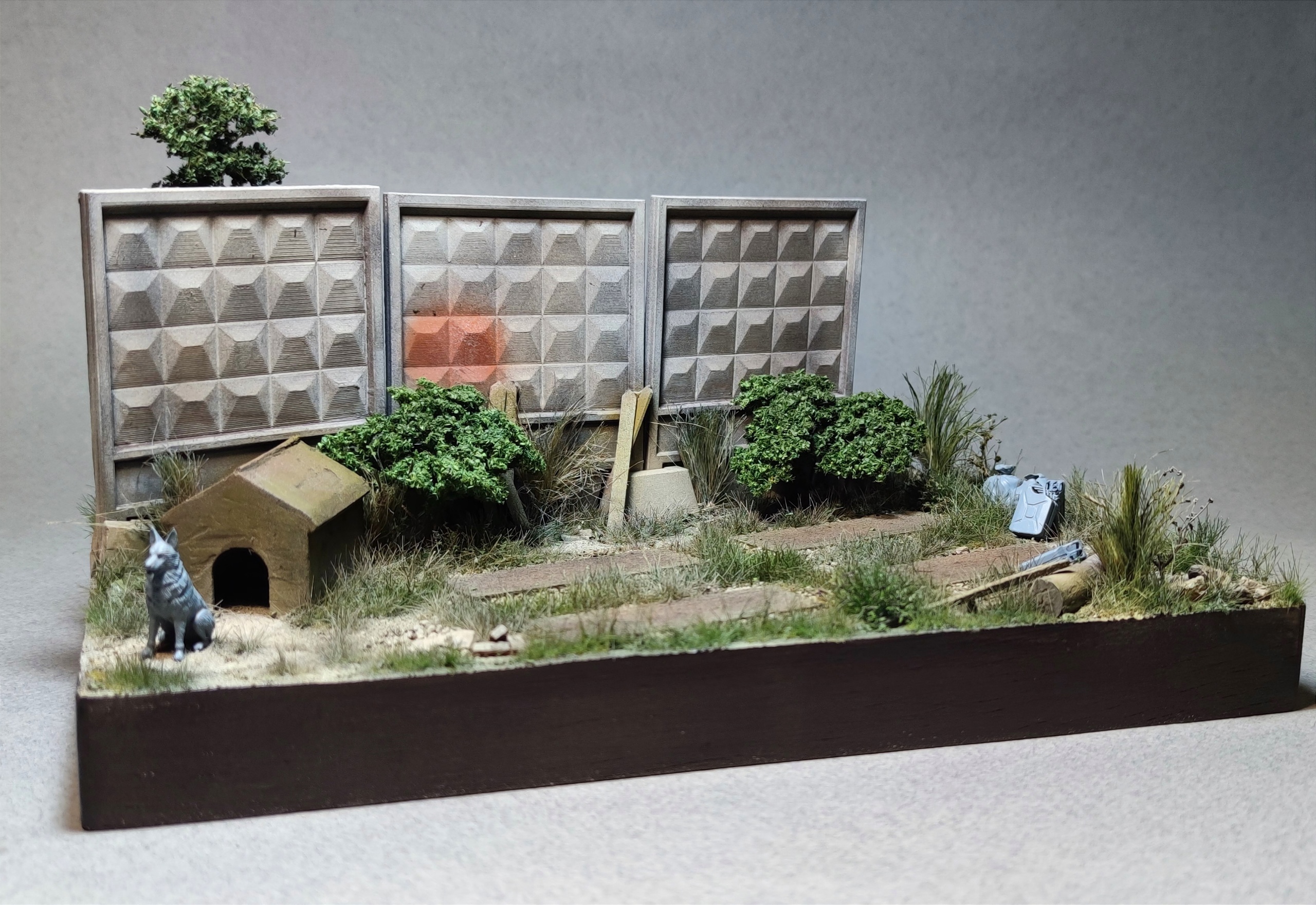 AM35691 Подставка авторская "Под охраной" Размер 15*25 Овчарка, канистры и мусорные мешки в комплекте