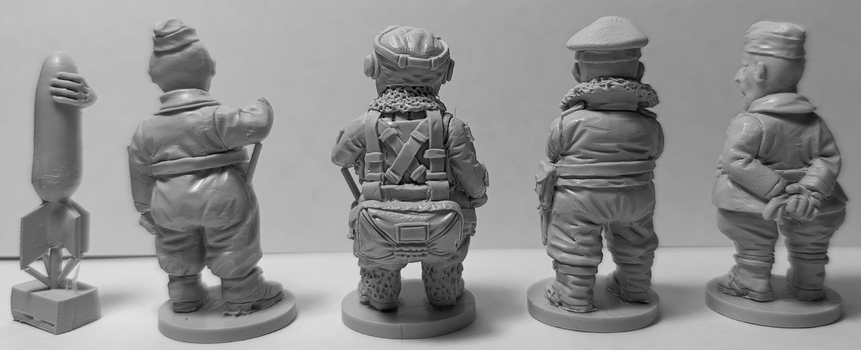 CHM-50.22. Шаржевая миниатюра. WW2: Германская Армия (Люфтваффе). В комплекте 4 фигуры. 50 мм. Материал - смола. Chronos Miniatures