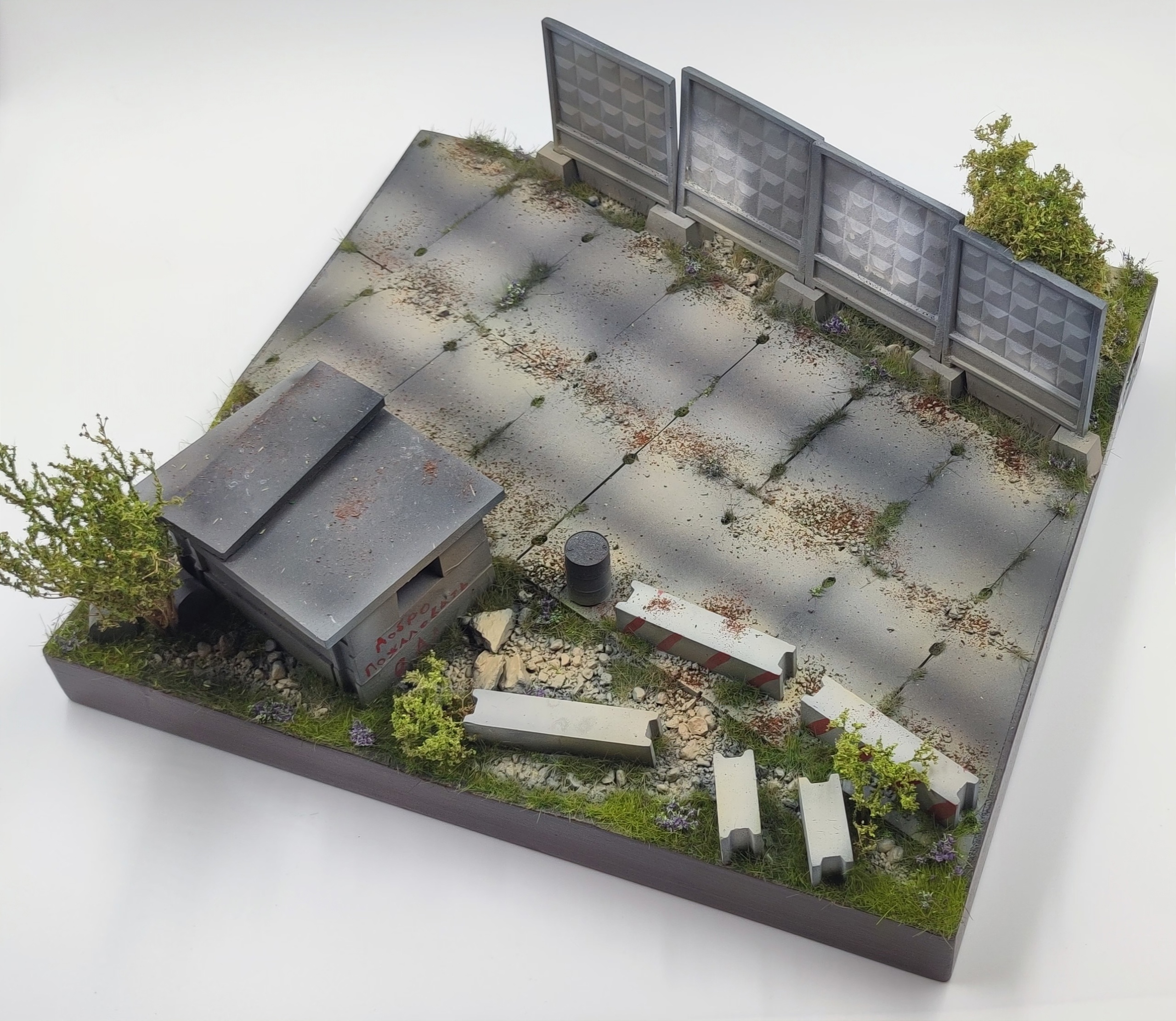 HE-35194 Подставка Заброшенный пост Размер 35*30см