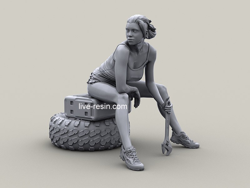 LRM35037 Девушка байкер с разводным ключем (рекомендуется для использования с моделью квадроцикла Live Resin LRE-35318)