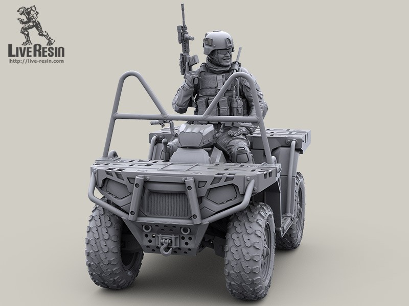 LRM35022 Боец Сил Специального Назначения США или МАРСОК США управляющий квадроциклом, улыбающийся LRM35022 Боец Сил Специального Назначения США или МАРСОК США управляющий квадроциклом, улыбающийся