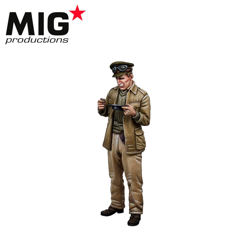 MP35-423 Пластиковая фигура  BRITISH TANK CREWMAN EATINGNORTH AFRICA 1942 MIG Productions