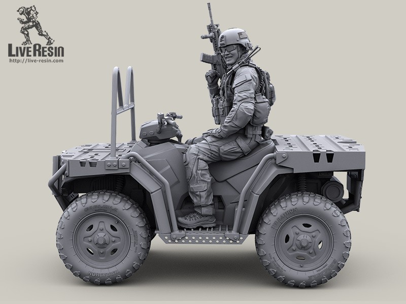 LRM35022 Боец Сил Специального Назначения США или МАРСОК США управляющий квадроциклом, улыбающийся LRM35022 Боец Сил Специального Назначения США или МАРСОК США управляющий квадроциклом, улыбающийся