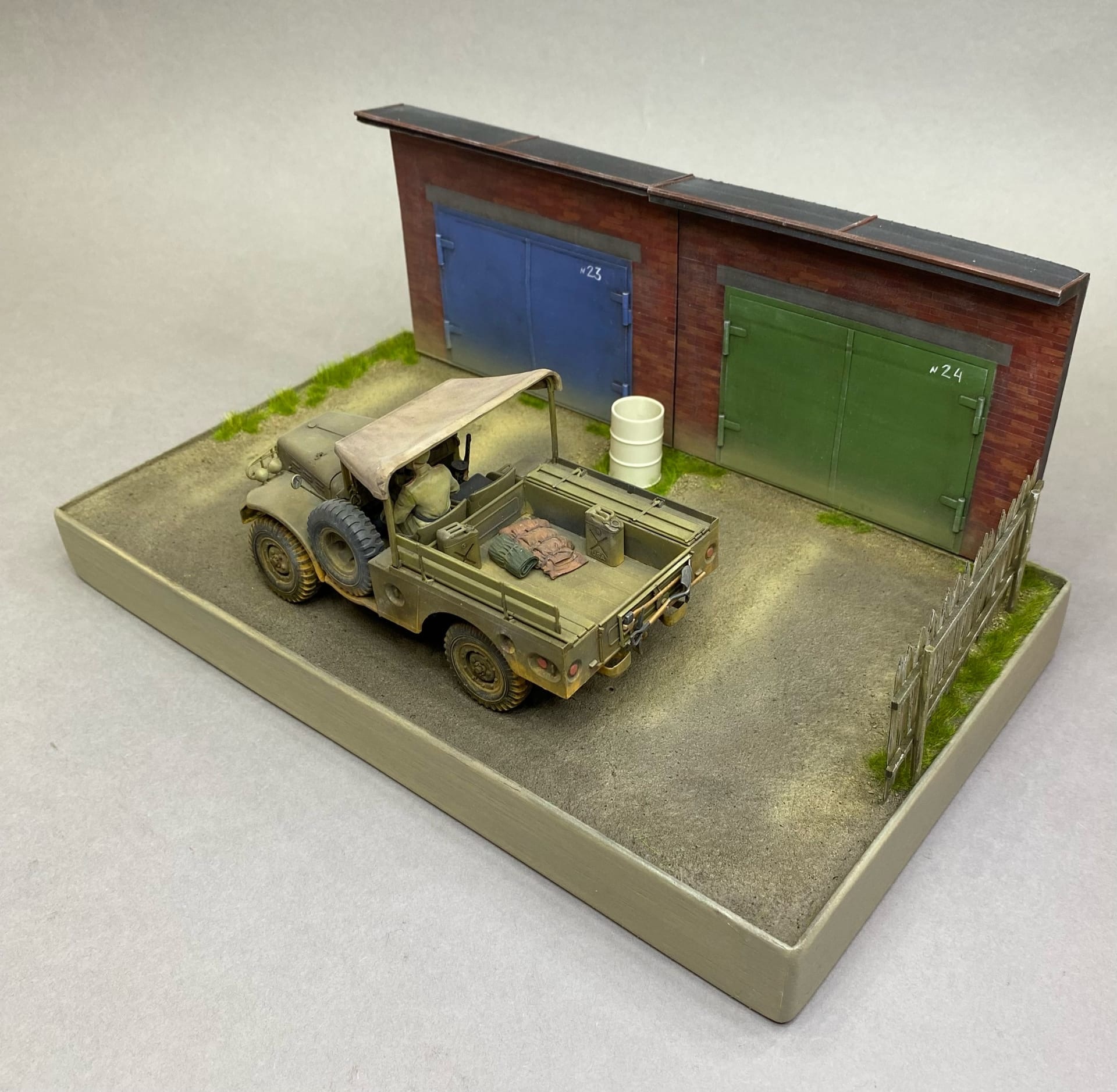 HM01021 Подставка авторская «Гаражный кооператив», размер 26*15см. Смоляная пустая бочка в комплекте с подставкой