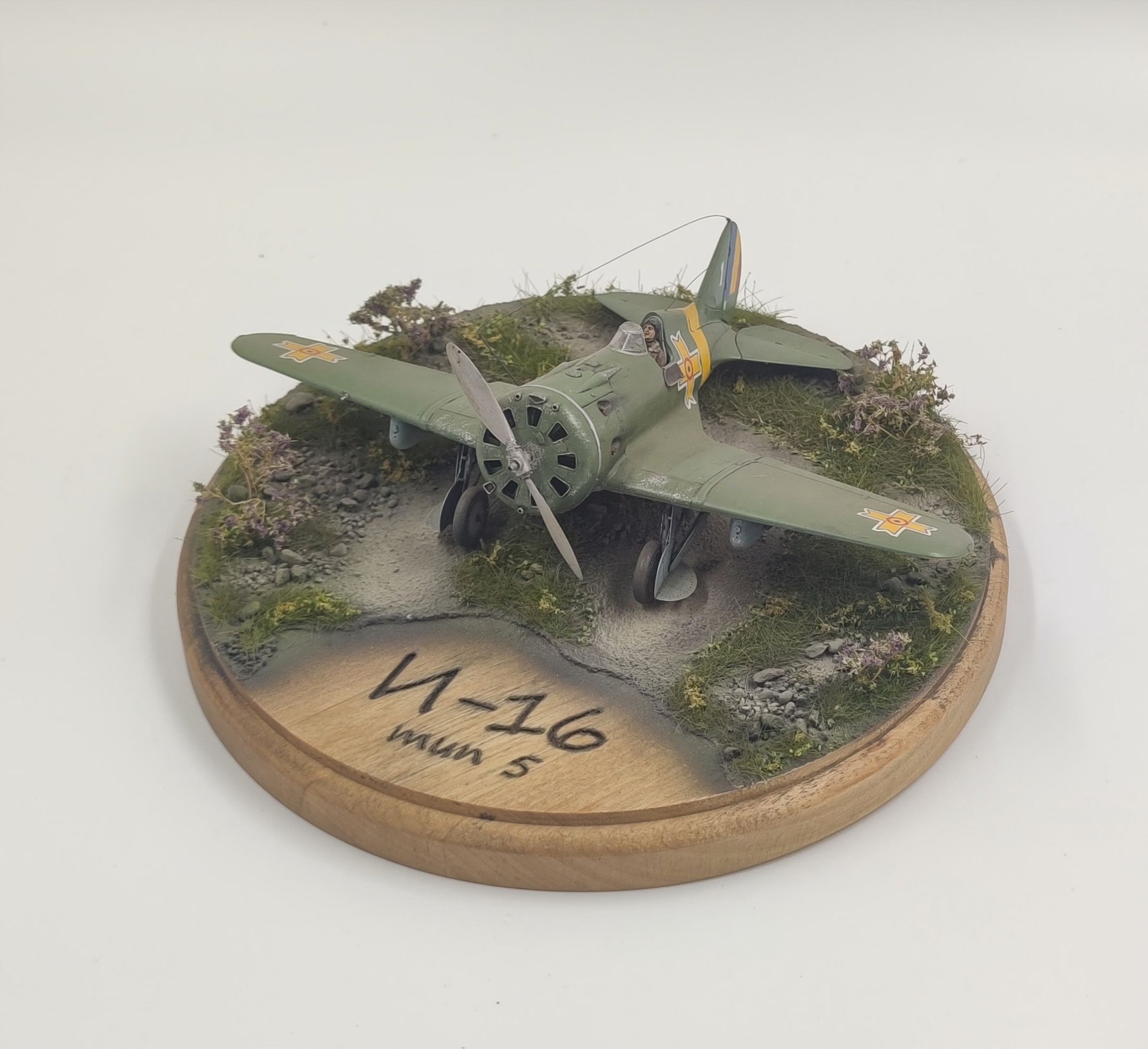 HE-48019 Подставка Летная стоянка на деревянной основе  диаметр  20см