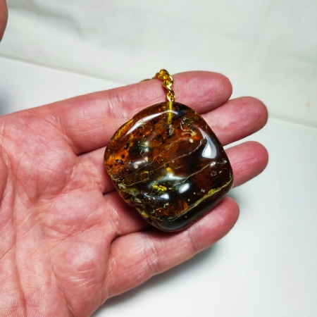 AAM0014 Уникальный брелок из натурального балтийского янтаря с инклюзами