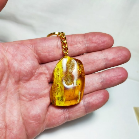 AAM0014 Уникальный брелок из натурального балтийского янтаря с инклюзами