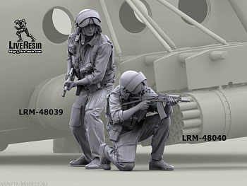 LRM48040 Советский пилот вертолета покидающий разбитую машину, ведет огонь из АКМС, фигура 9