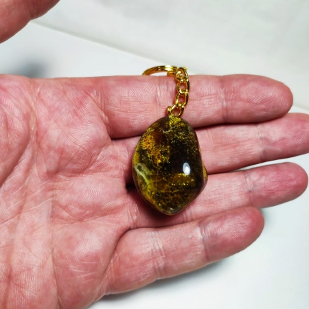 AAM0014 Уникальный брелок из натурального балтийского янтаря с инклюзами