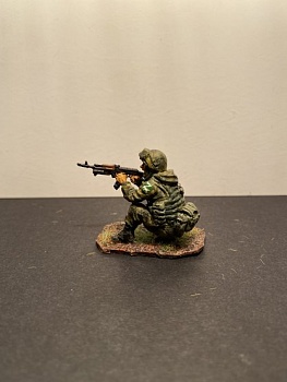 5073ТБ СВО, стоящий на колене морпех стреляющий из автомата с подствольником