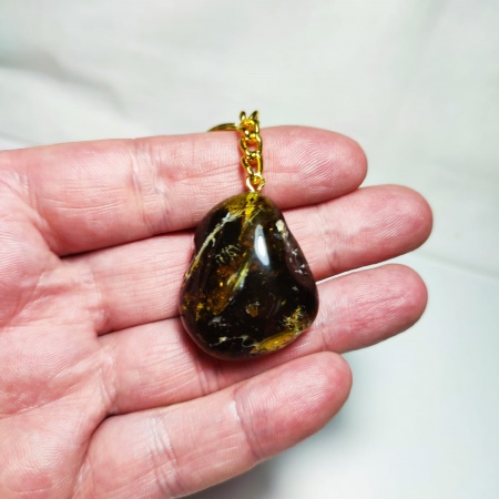 AAM0014 Уникальный брелок из натурального балтийского янтаря с инклюзами