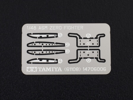 61108T Mitsubishi A6M3/3a (ZEKE), с четырьмя фигурами пилотов Tamiya