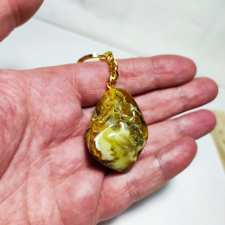 AAM0014 Уникальный брелок из натурального балтийского янтаря с инклюзами