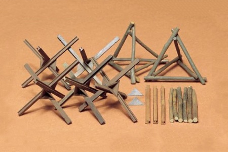 Набор фигурок 35027 Набор ежей и деревянных заграждений Tamiya