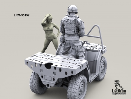 LRM35152 Военнослужащий современных армий на квадроцикле Live Resin