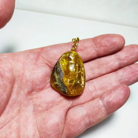 AAM0014 Уникальный брелок из натурального балтийского янтаря с инклюзами